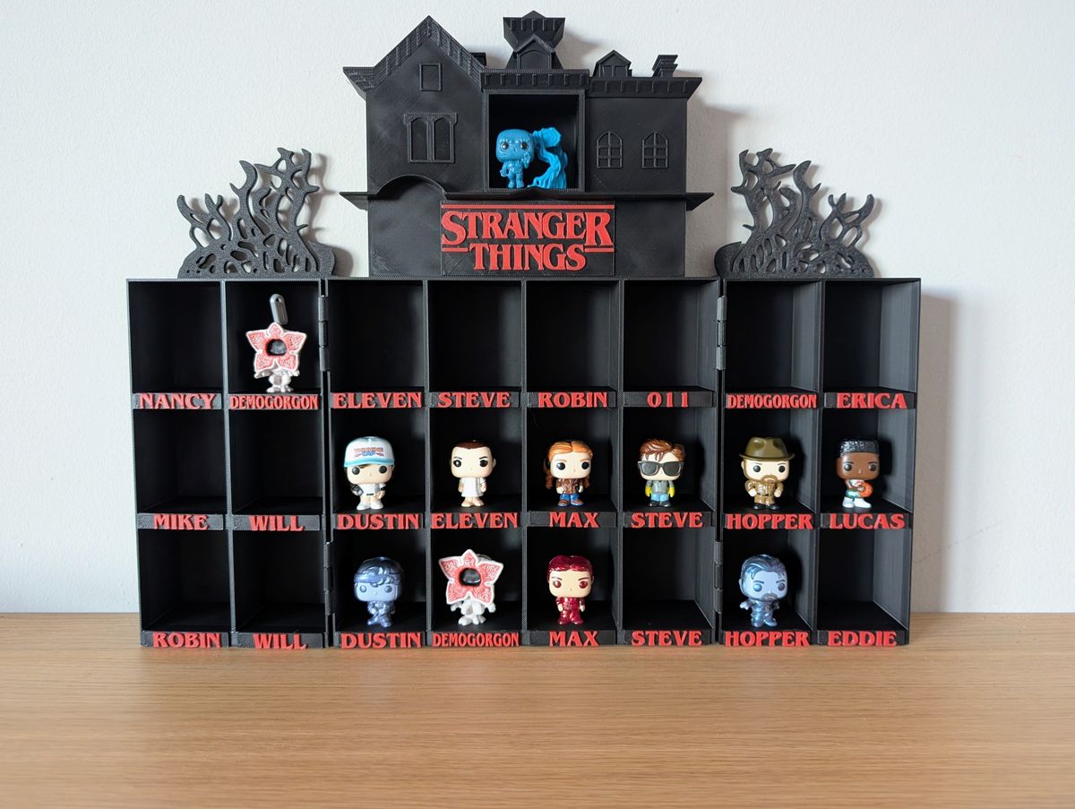 7/7 Descripción Expositor temático para figuras Funko Pop de Stranger Things.  Puedo hacer el logo luminoso glow  El diseño simula la Casa de Vecna y el Mundo del Revés. Se abre en el centro para reve
