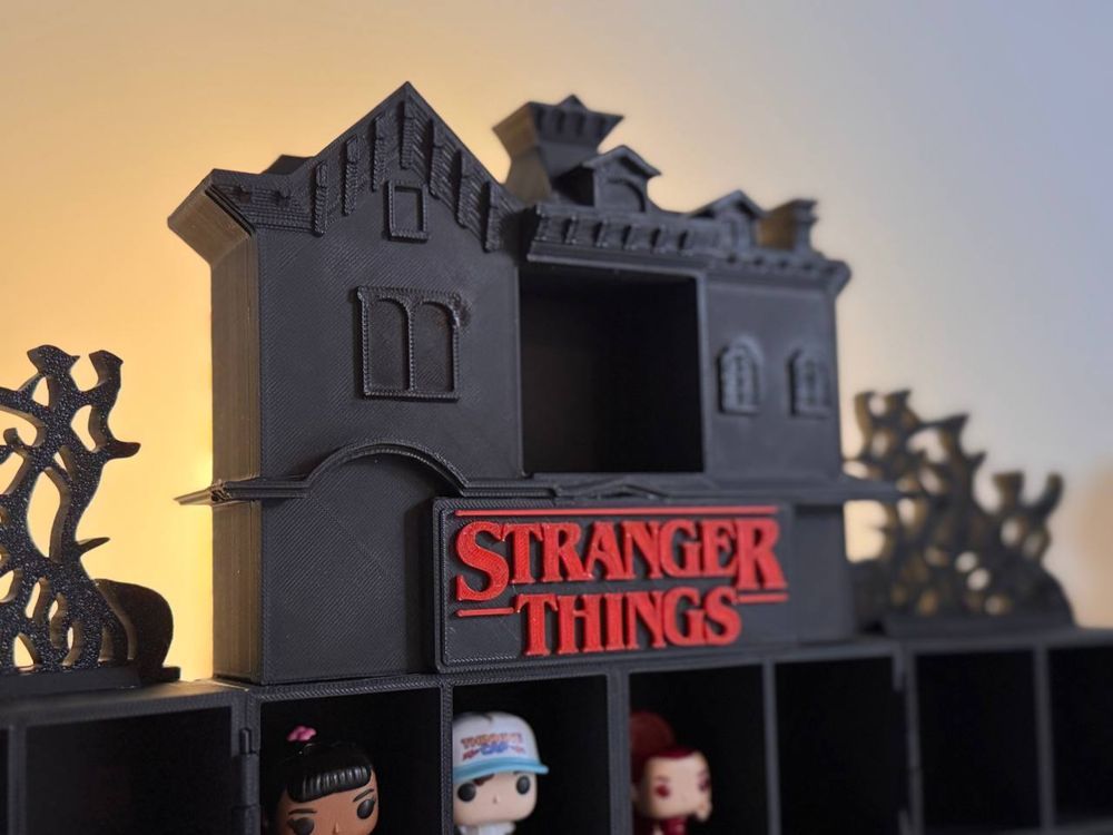 7/7 Descripción Expositor temático para figuras Funko Pop de Stranger Things.  Puedo hacer el logo luminoso glow  El diseño simula la Casa de Vecna y el Mundo del Revés. Se abre en el centro para reve